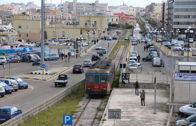 L'automotrice Ad75 a Gallipoli Porto